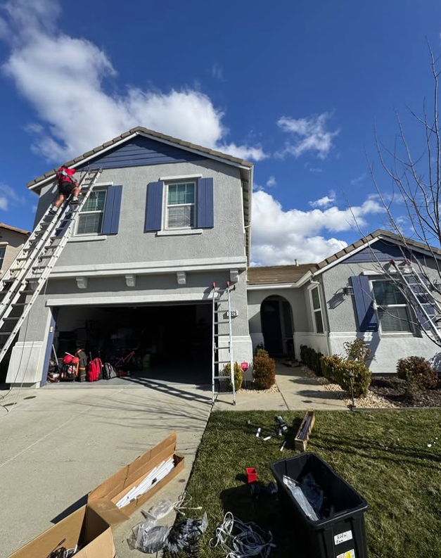 christmas-lights-being-installed-in-elk-grove-sacramento-by-santas-lights